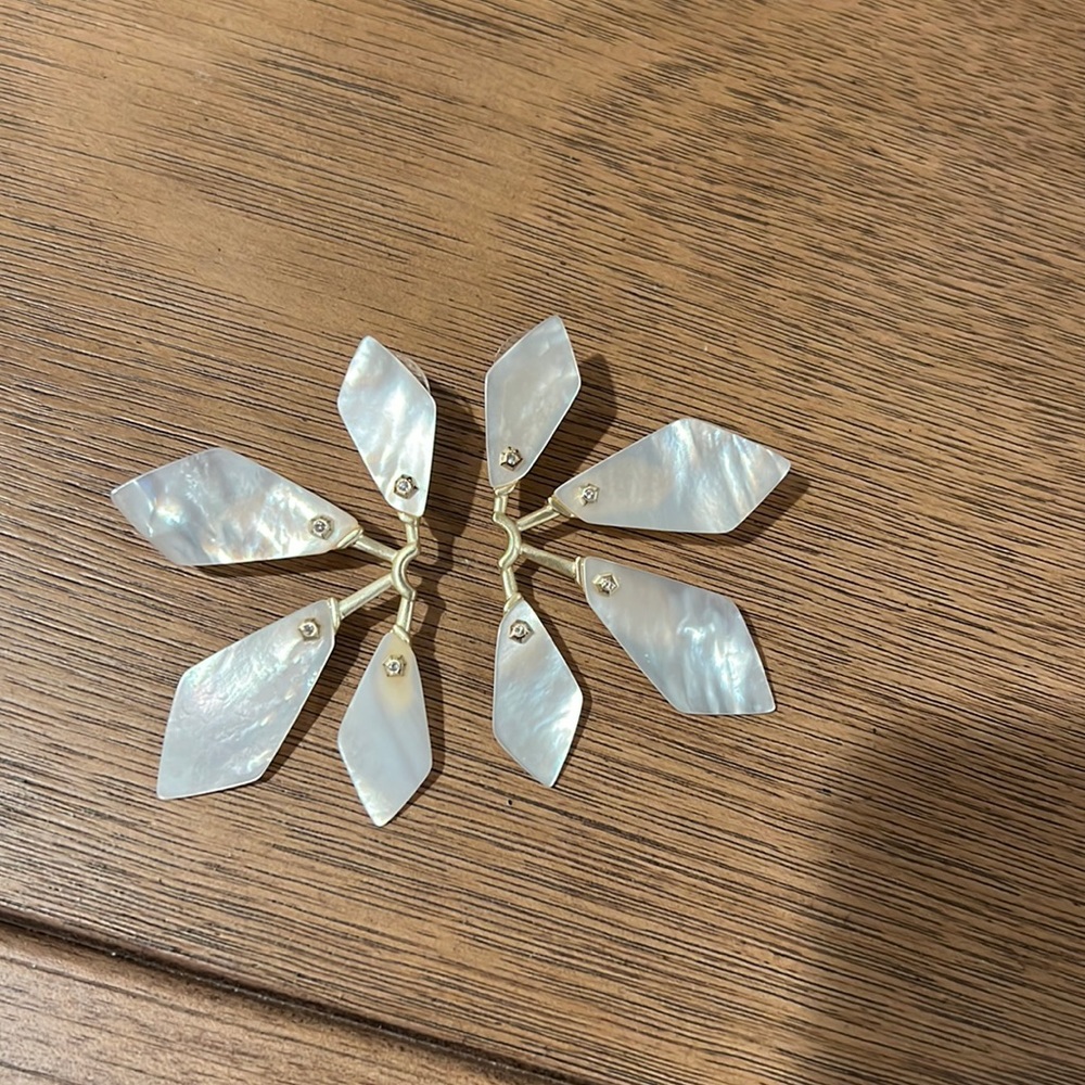 NWOT Kendra Scott Malika Mother of Pearl Earrings